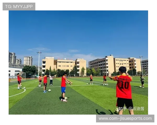 通过五个线索猜测这位足球球星主播的真实身份，挑战你的足球知识极限